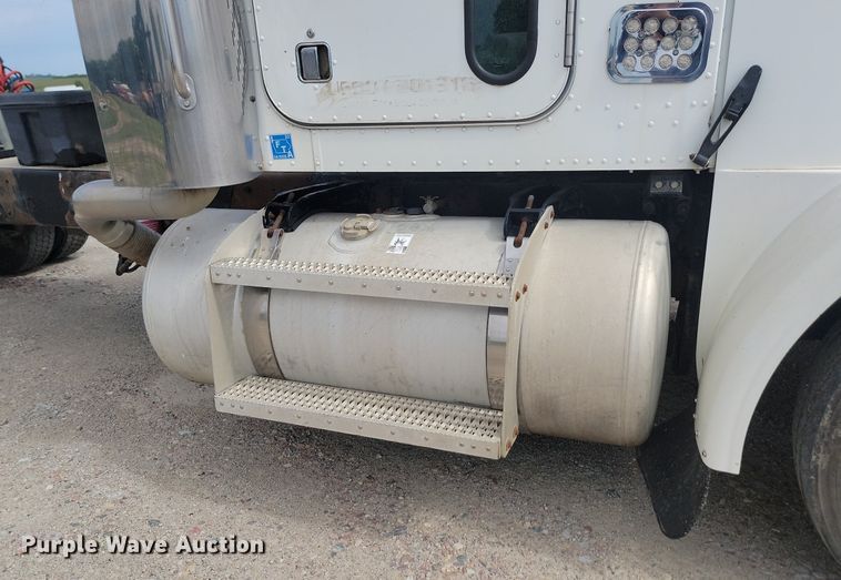 image for item NZ9949 2002 Peterbilt  378 semi truck