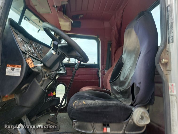 image for item NZ9949 2002 Peterbilt  378 semi truck