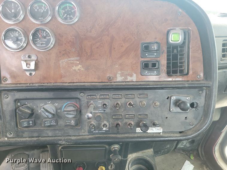 image for item NZ9949 2002 Peterbilt  378 semi truck