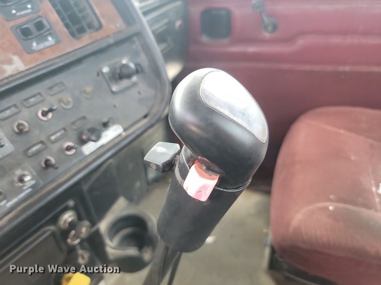 image for item NZ9949 2002 Peterbilt  378 semi truck