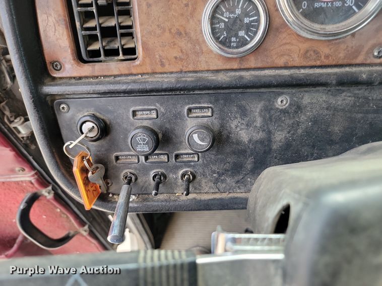 image for item NZ9949 2002 Peterbilt  378 semi truck