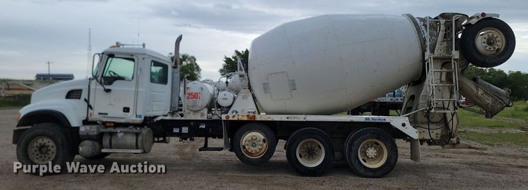 image for item NZ9950 2004 Mack CV513 ready mix truck