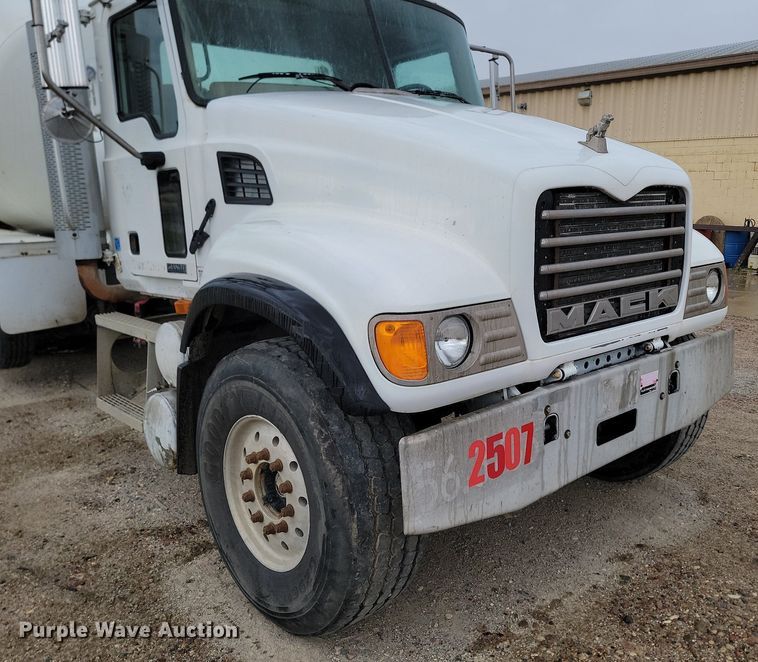 image for item NZ9950 2004 Mack CV513 ready mix truck