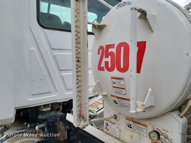 image for item NZ9950 2004 Mack CV513 ready mix truck