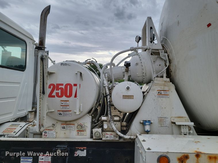 image for item NZ9950 2004 Mack CV513 ready mix truck