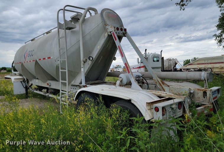 image for item NZ9952 1996 Fruehauf pneumatic dry bulk trailer