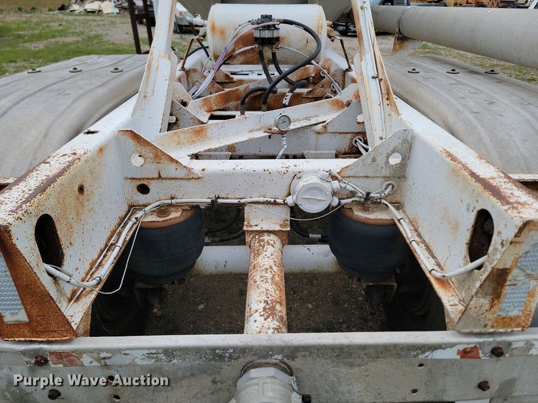 image for item NZ9954 1997 Fruehauf HAB-HE2-J1000X3 pneumatic dry bulk trailer