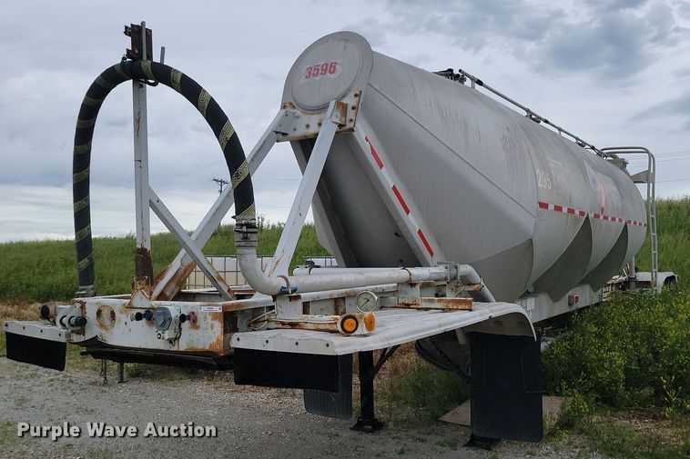 image for item NZ9956 1996 Fruehauf  pneumatic dry bulk trailer