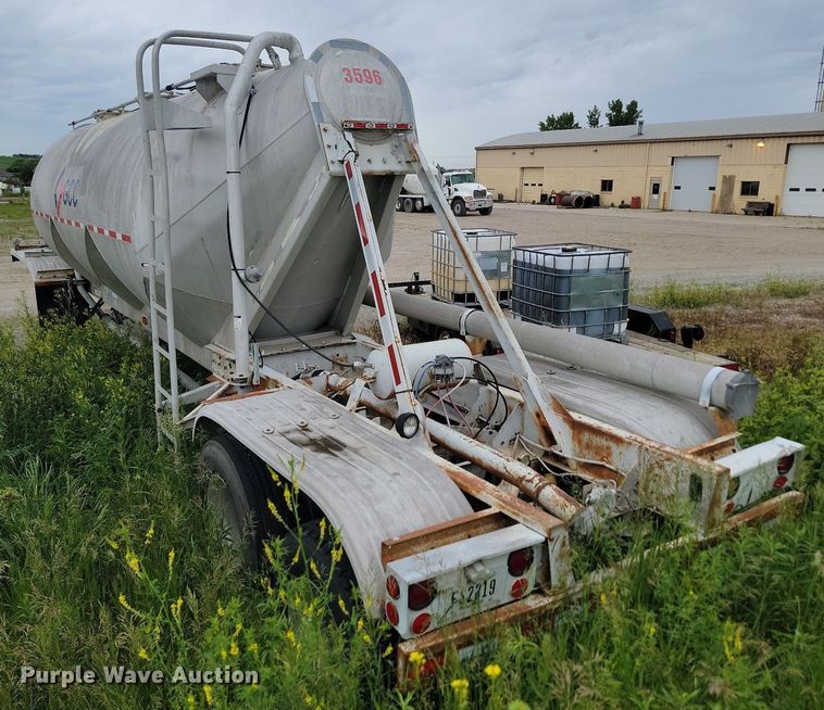 image for item NZ9956 1996 Fruehauf  pneumatic dry bulk trailer