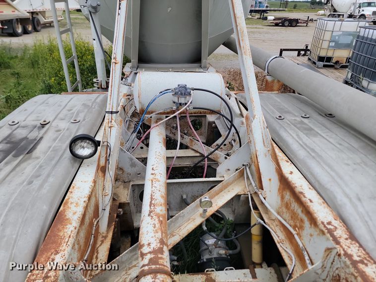 image for item NZ9956 1996 Fruehauf  pneumatic dry bulk trailer