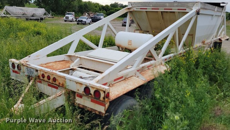 image for item NZ9958 1995 Ranch Manufacturing Co. bottom dump trailer