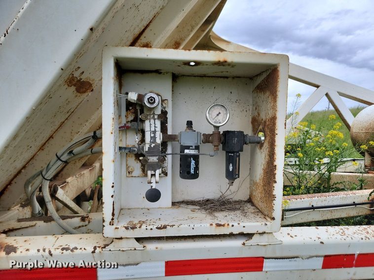 image for item NZ9958 1995 Ranch Manufacturing Co. bottom dump trailer