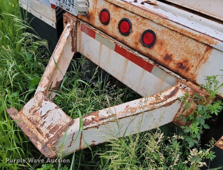 image for item NZ9958 1995 Ranch Manufacturing Co. bottom dump trailer
