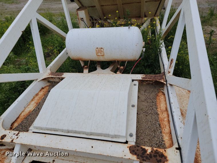 image for item NZ9958 1995 Ranch Manufacturing Co. bottom dump trailer