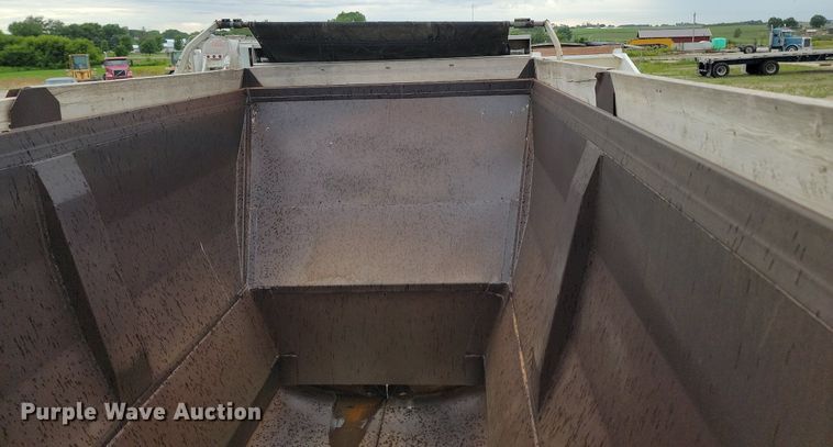 image for item NZ9958 1995 Ranch Manufacturing Co. bottom dump trailer