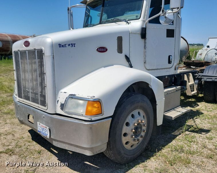 image for item NZ9970 2007 Peterbilt  385 semi truck