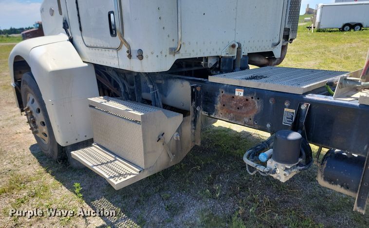 image for item NZ9970 2007 Peterbilt  385 semi truck