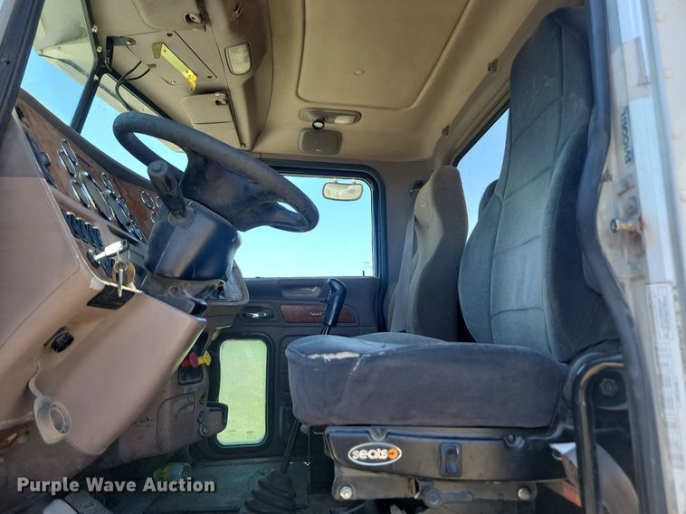 image for item NZ9970 2007 Peterbilt  385 semi truck