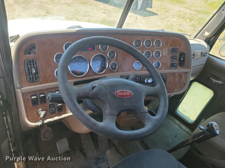 image for item NZ9970 2007 Peterbilt  385 semi truck
