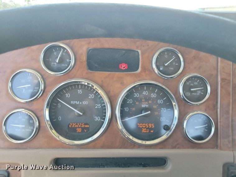 image for item NZ9970 2007 Peterbilt  385 semi truck