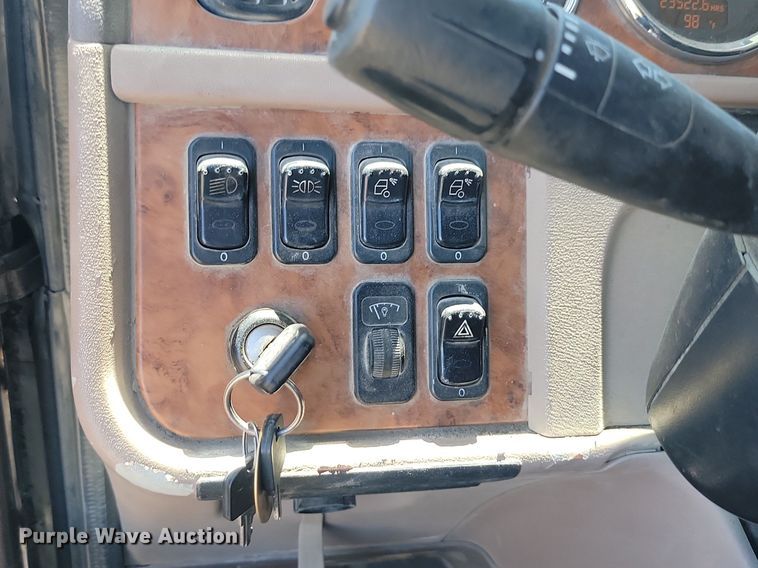 image for item NZ9970 2007 Peterbilt  385 semi truck