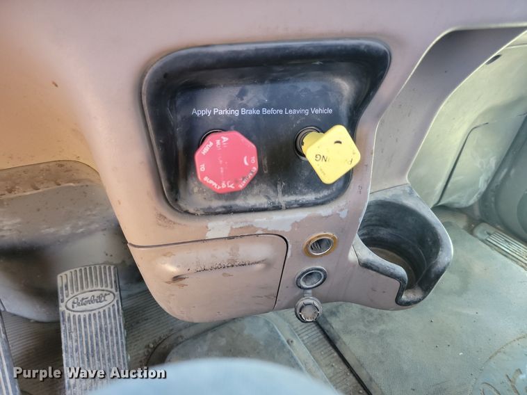 image for item NZ9970 2007 Peterbilt  385 semi truck