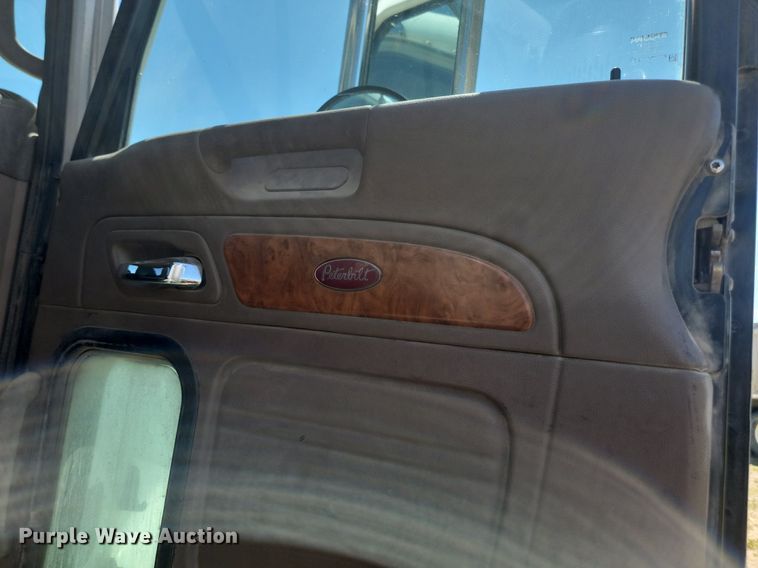 image for item NZ9970 2007 Peterbilt  385 semi truck