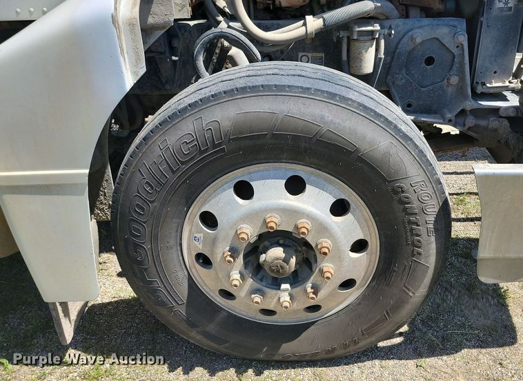 image for item NZ9970 2007 Peterbilt  385 semi truck