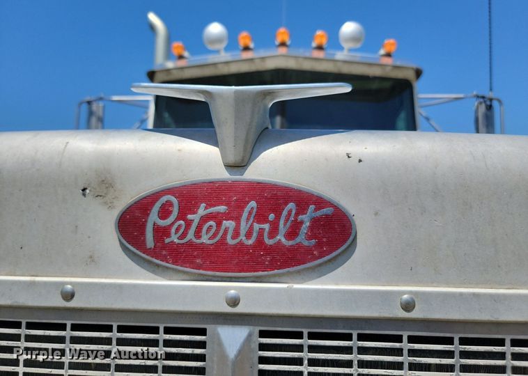 image for item NZ9971 2002 Peterbilt  378 semi truck