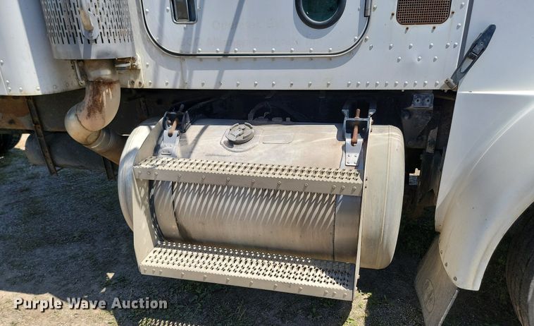 image for item NZ9971 2002 Peterbilt  378 semi truck