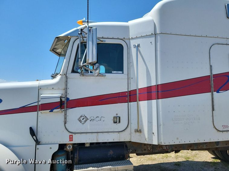 image for item NZ9971 2002 Peterbilt  378 semi truck