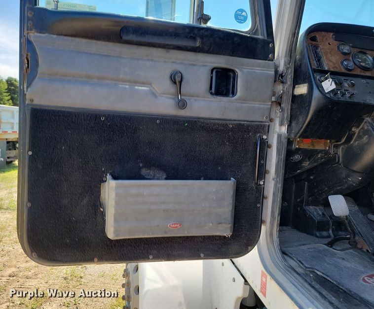 image for item NZ9971 2002 Peterbilt  378 semi truck