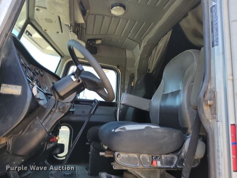 image for item NZ9971 2002 Peterbilt  378 semi truck