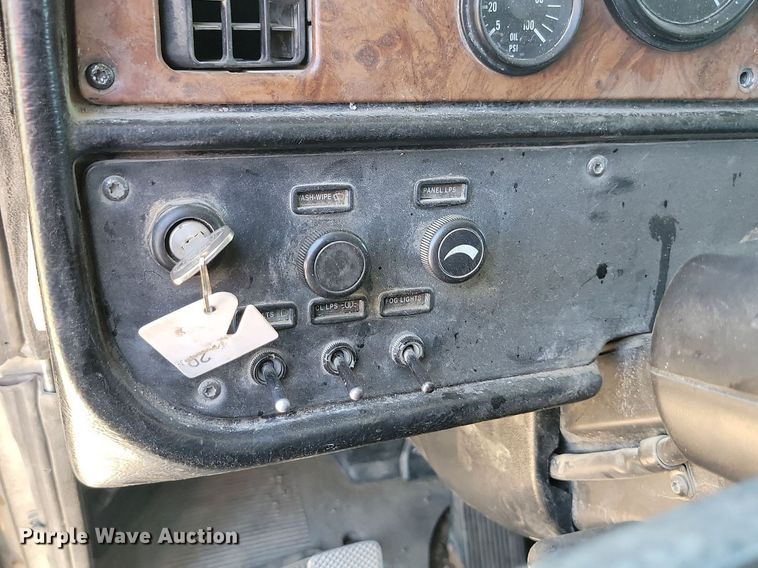 image for item NZ9971 2002 Peterbilt  378 semi truck