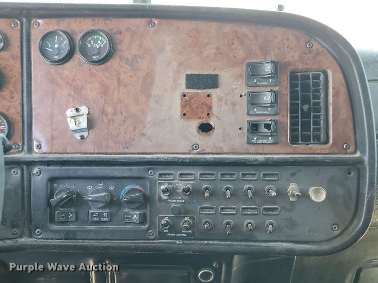 image for item NZ9971 2002 Peterbilt  378 semi truck