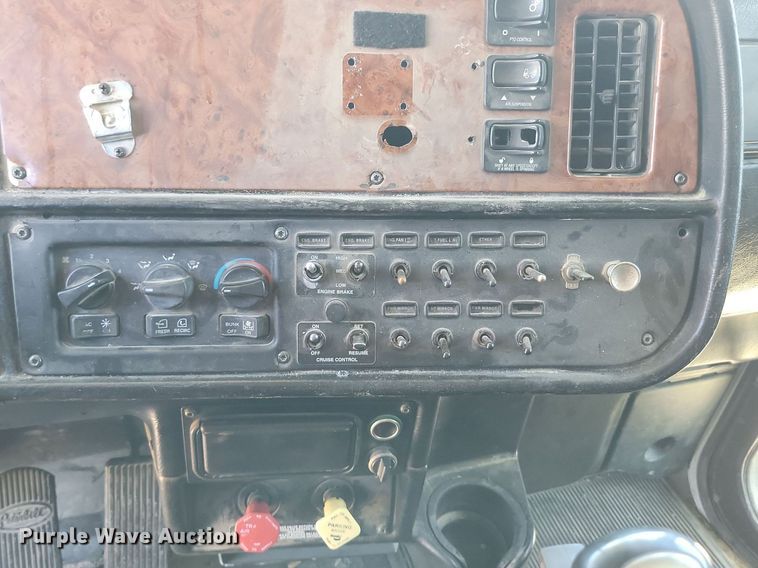 image for item NZ9971 2002 Peterbilt  378 semi truck