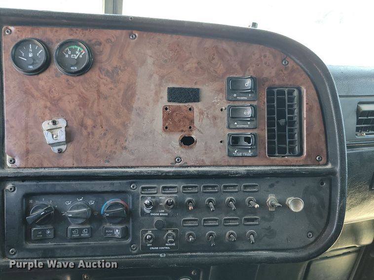 image for item NZ9971 2002 Peterbilt  378 semi truck