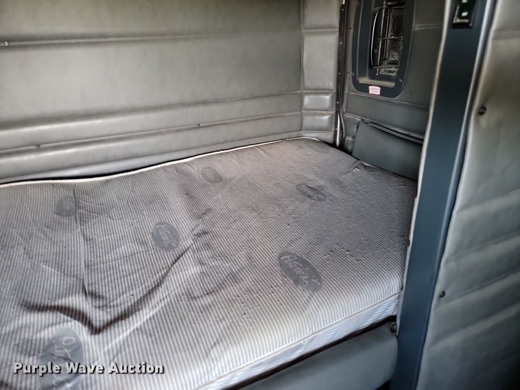 image for item NZ9971 2002 Peterbilt  378 semi truck