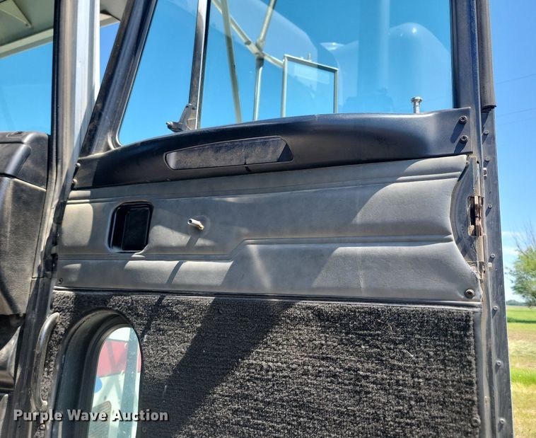 image for item NZ9971 2002 Peterbilt  378 semi truck