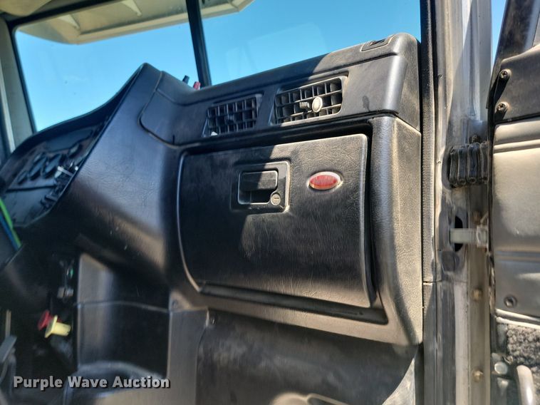 image for item NZ9971 2002 Peterbilt  378 semi truck