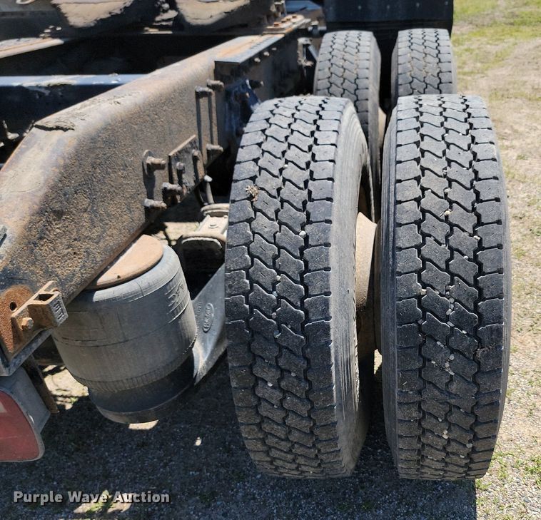 image for item NZ9971 2002 Peterbilt  378 semi truck