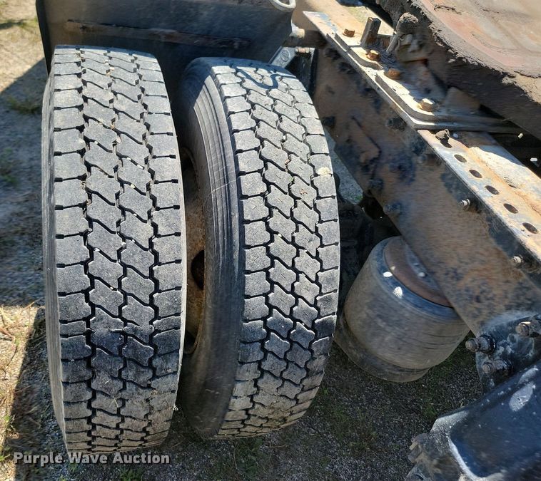 image for item NZ9971 2002 Peterbilt  378 semi truck