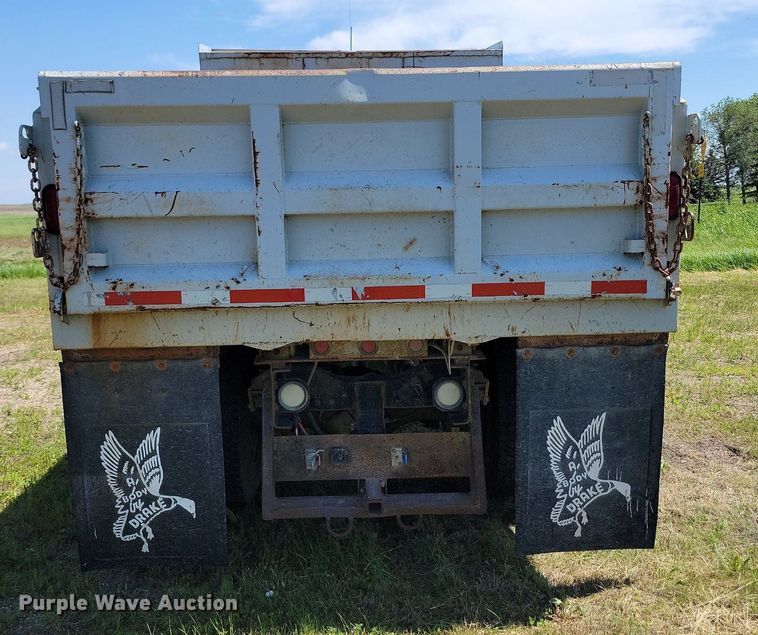 image for item NZ9973 1988 Ford  L7000 dump truck