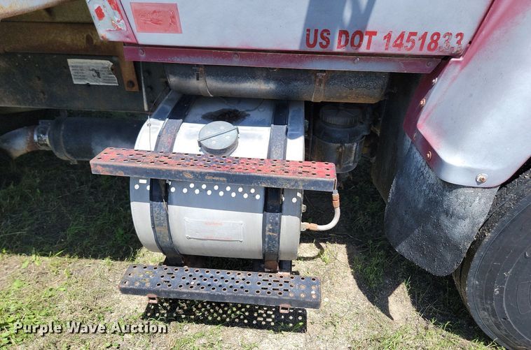 image for item NZ9973 1988 Ford  L7000 dump truck