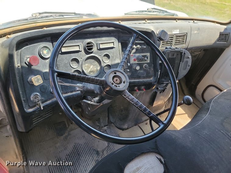 image for item NZ9973 1988 Ford  L7000 dump truck