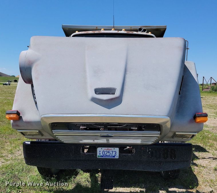 image for item NZ9973 1988 Ford  L7000 dump truck