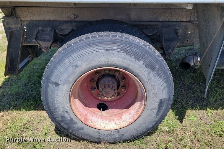 image for item NZ9973 1988 Ford  L7000 dump truck