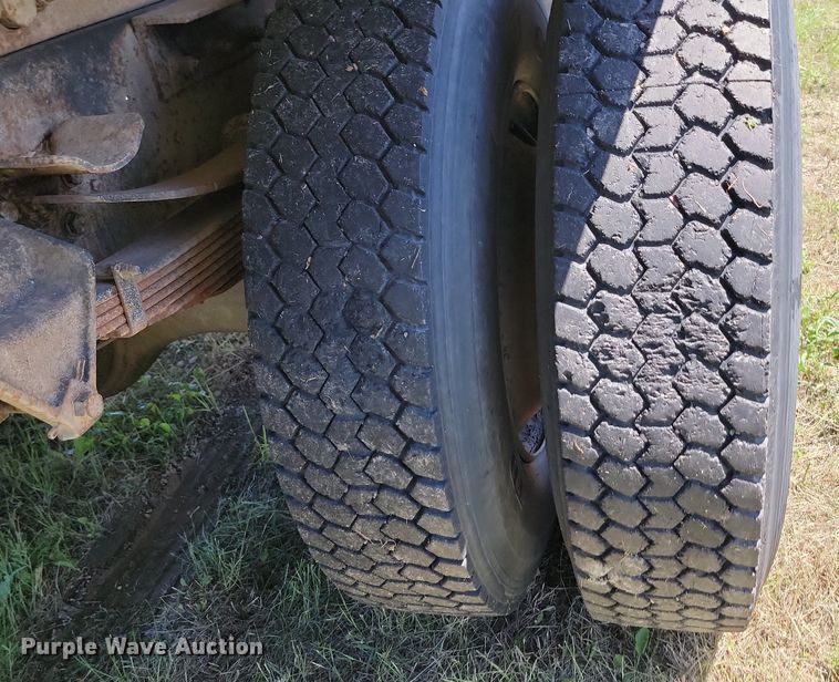 image for item NZ9973 1988 Ford  L7000 dump truck