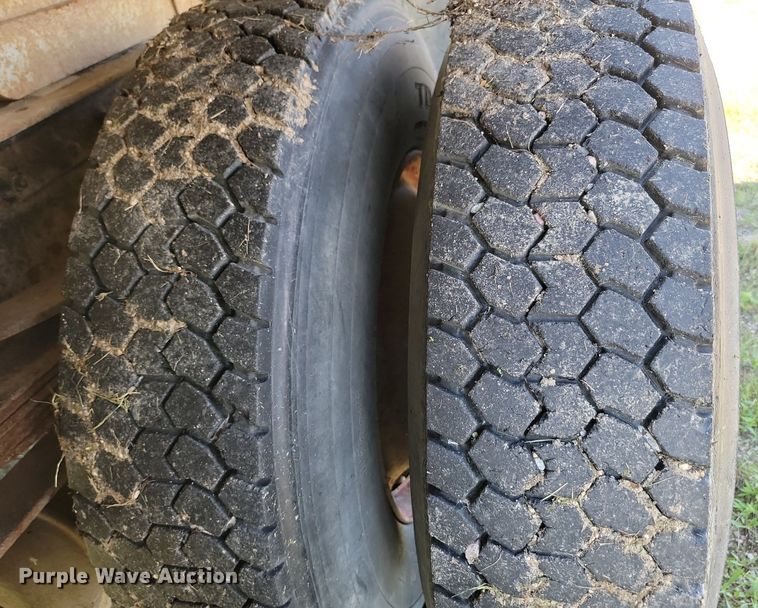 image for item NZ9973 1988 Ford  L7000 dump truck