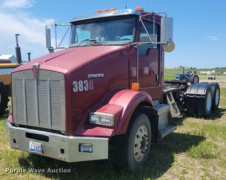 image for item NZ9974 2007 Kenworth  T800 semi truck